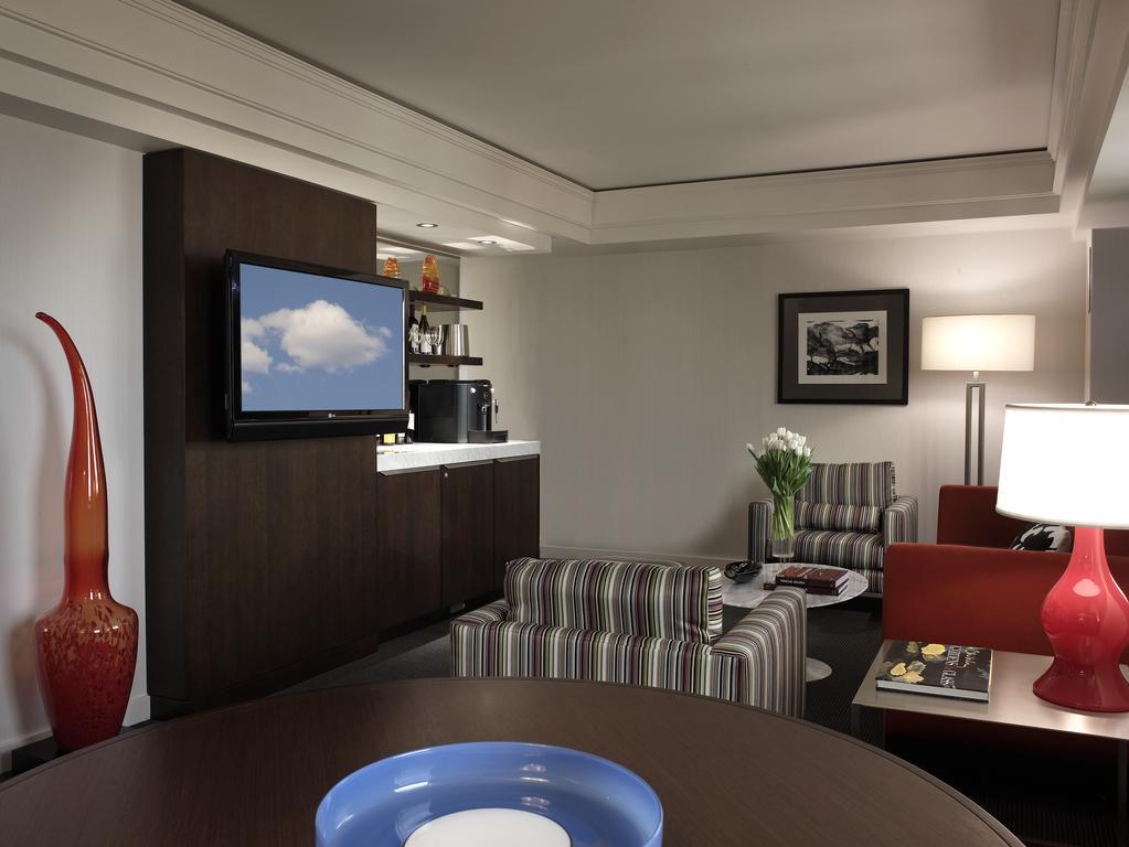 טקומה Hotel Murano מראה חיצוני תמונה A suite at the Renaissance Boston Harborview Hotel