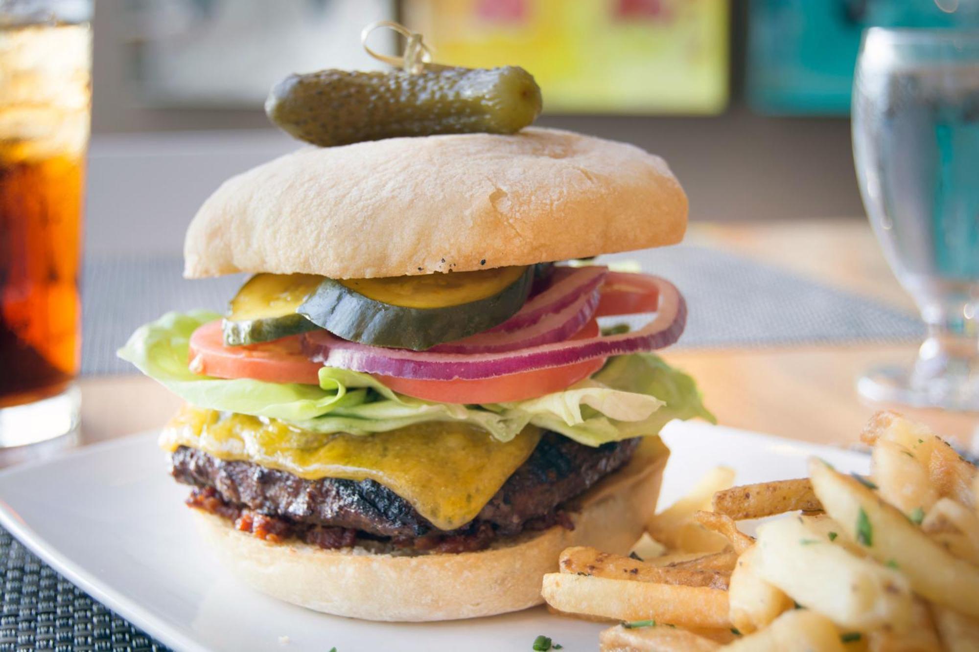 טקומה Hotel Murano מראה חיצוני תמונה A cheeseburger with lettuce, tomato, onion, and pickle