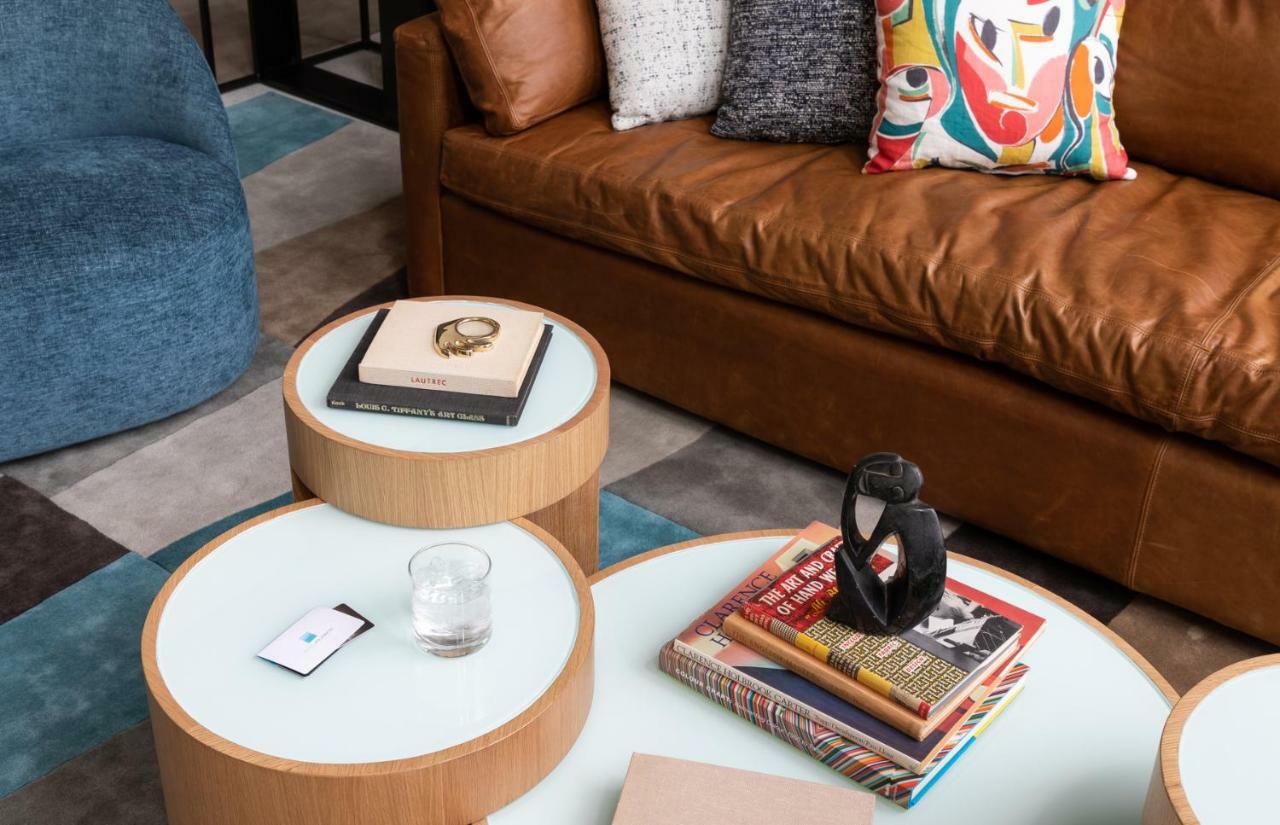 טקומה Hotel Murano מראה חיצוני תמונה A coffee table with a stack of books